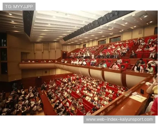 “光明球场座无虚席,本菲卡球迷用白色纸片营造震撼主场氛围” “光明球场座无虚席,本菲卡球迷用白色纸片营造震撼主场氛围”